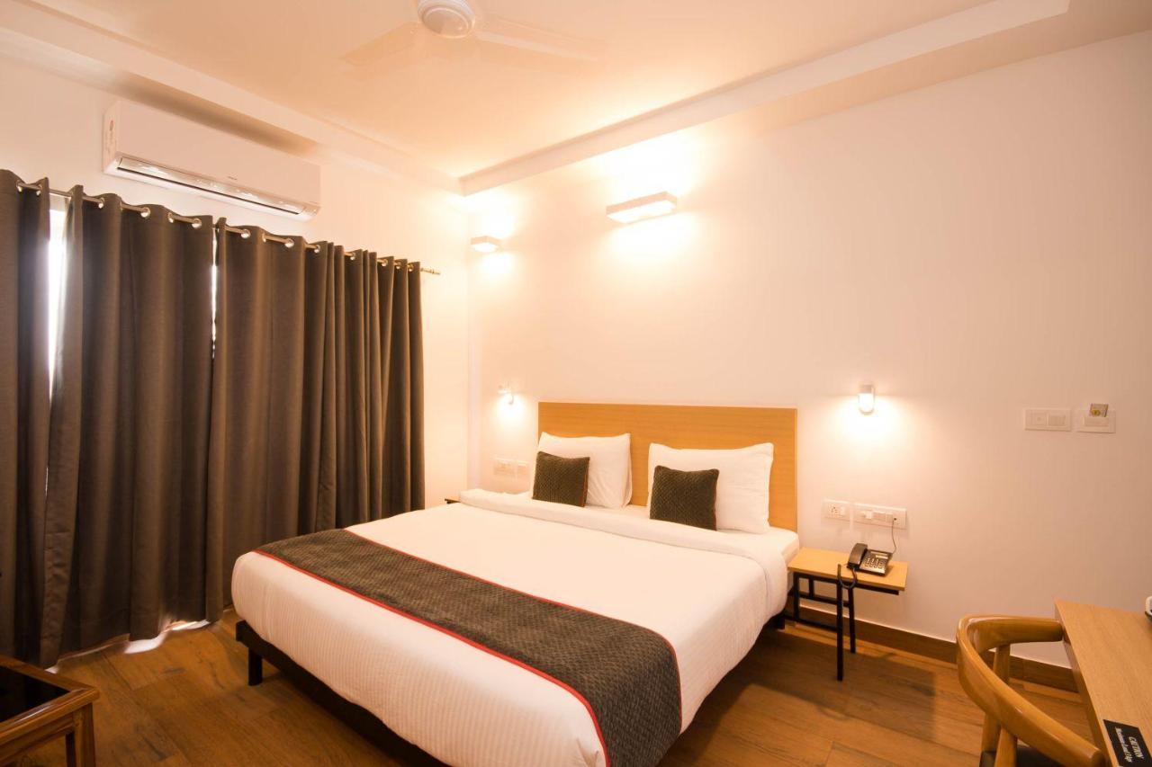 Hotel Vemara Панаджи Екстериор снимка