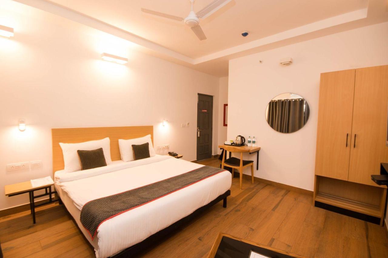 Hotel Vemara Панаджи Екстериор снимка